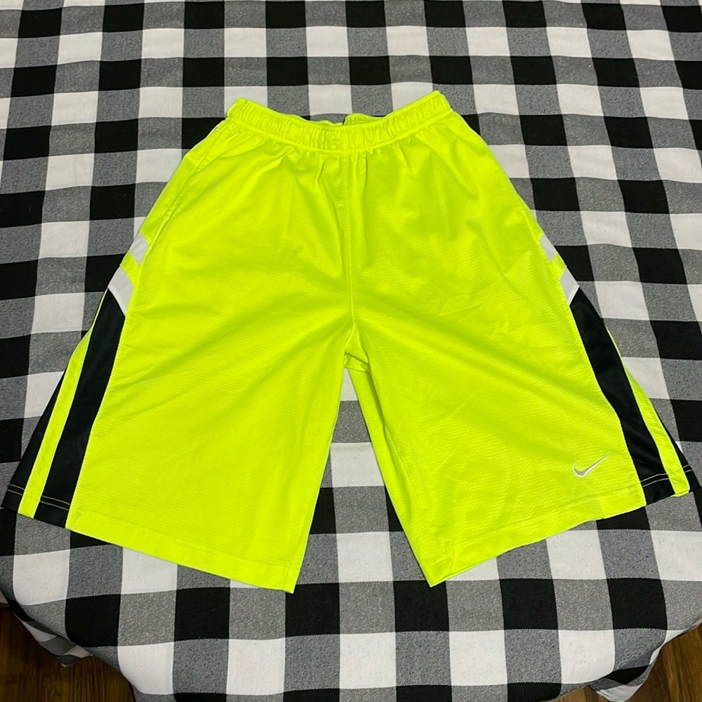 Nike Dri-Fit Athletic Shorts Size XL Yellow Black Pockets Stretch Teen Youth